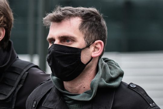 Ο 41χρονος προπονητής ιστιοπλοΐας Τ.Α. έξω από το Μικτό Ορκωτό Εφετείο